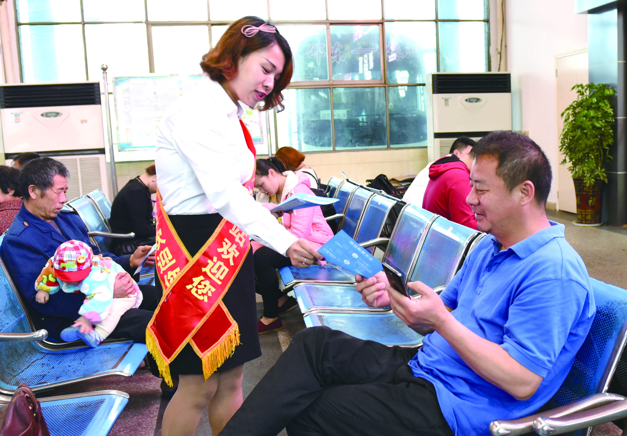 4月21日，邵東汽車西站工作人員在向旅客推介互聯(lián)網(wǎng)+站+車+客平臺的推廣應用與購票實名制宣傳。