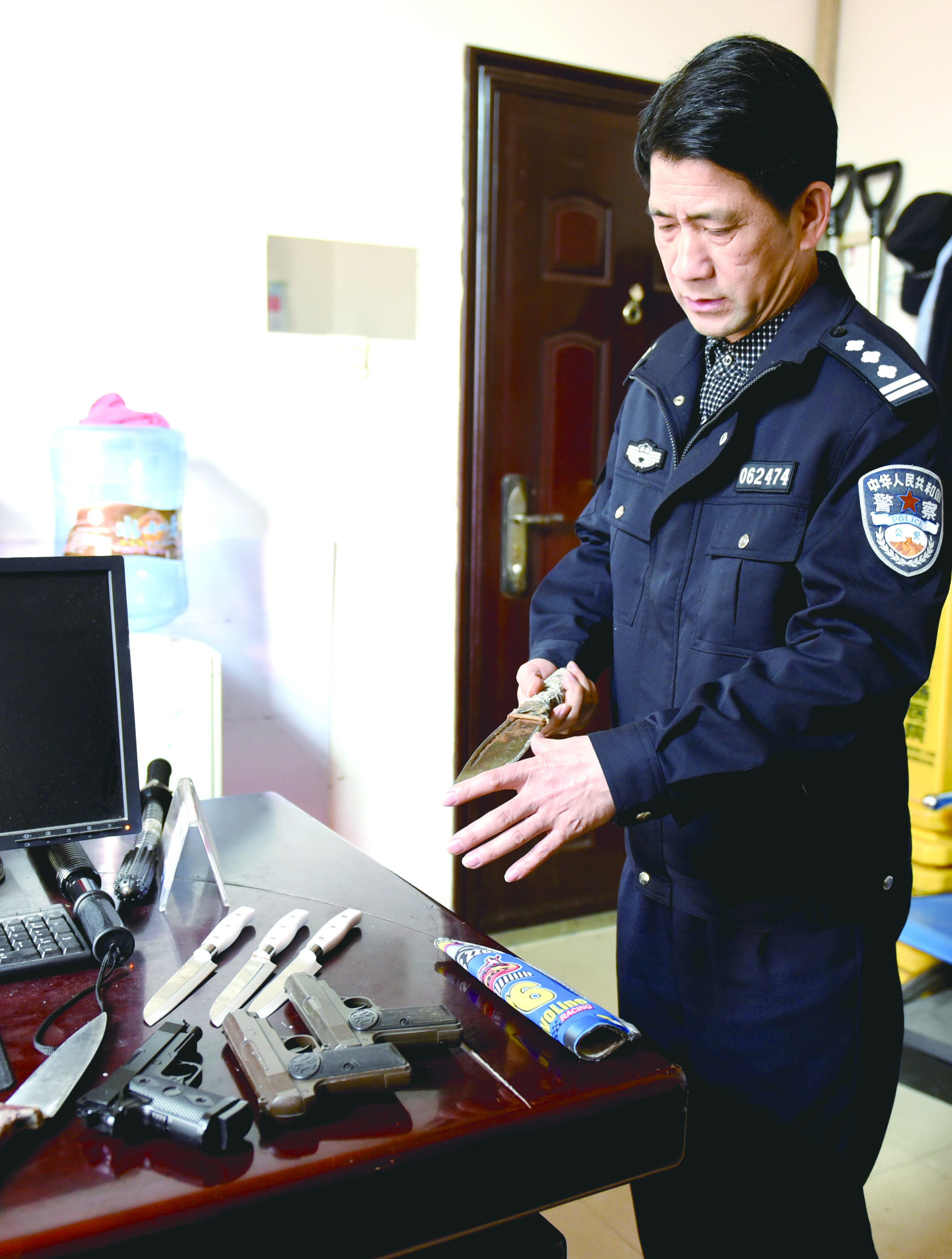 3月12日，邵東汽車西站警務(wù)室民警正在對所查獲的違禁品進行清點