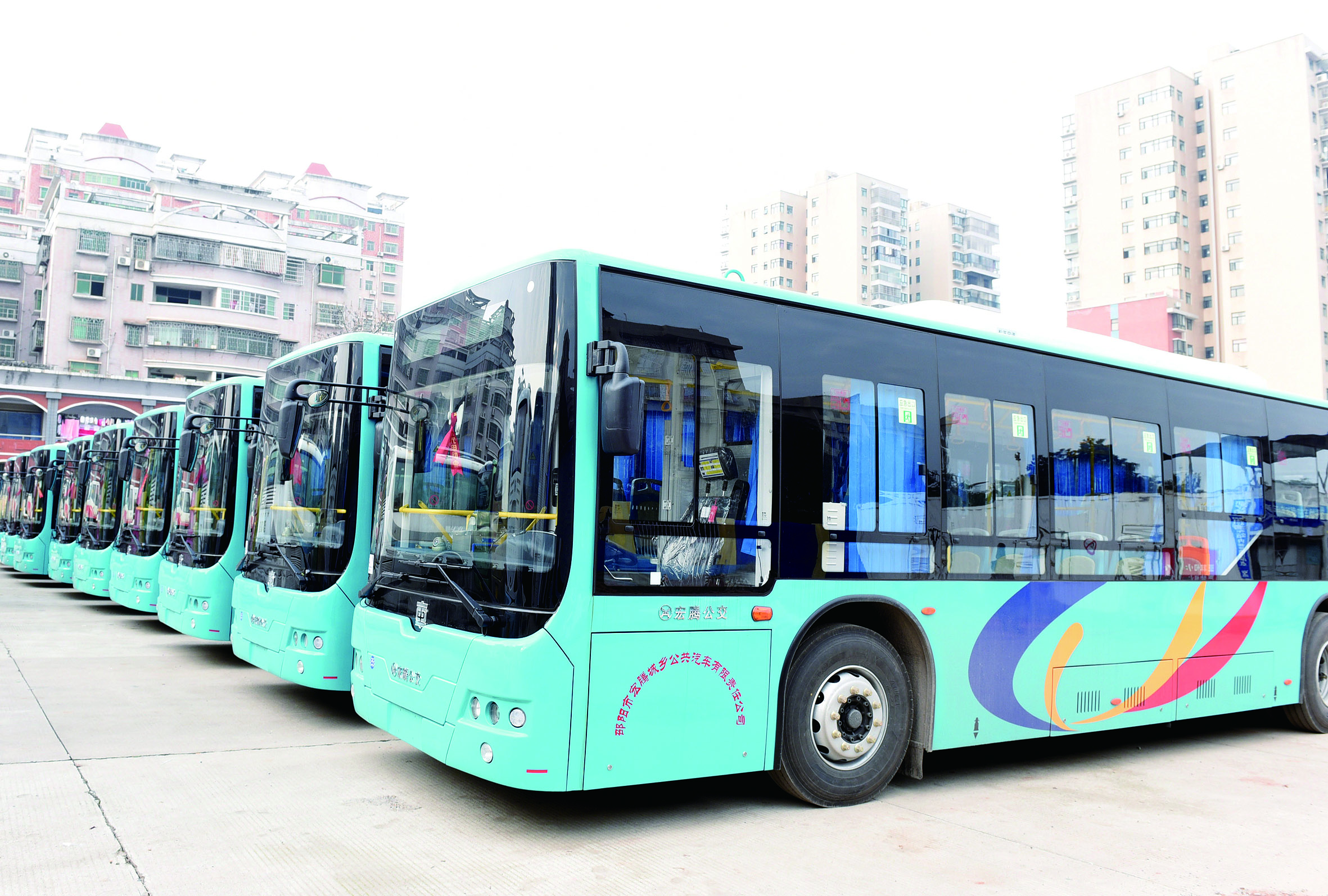 2月26日，筆者在宏騰城鄉(xiāng)公共汽車公司偌大的停車坪見到，其30輛公交車輛成一字型排列整裝待發(fā)。