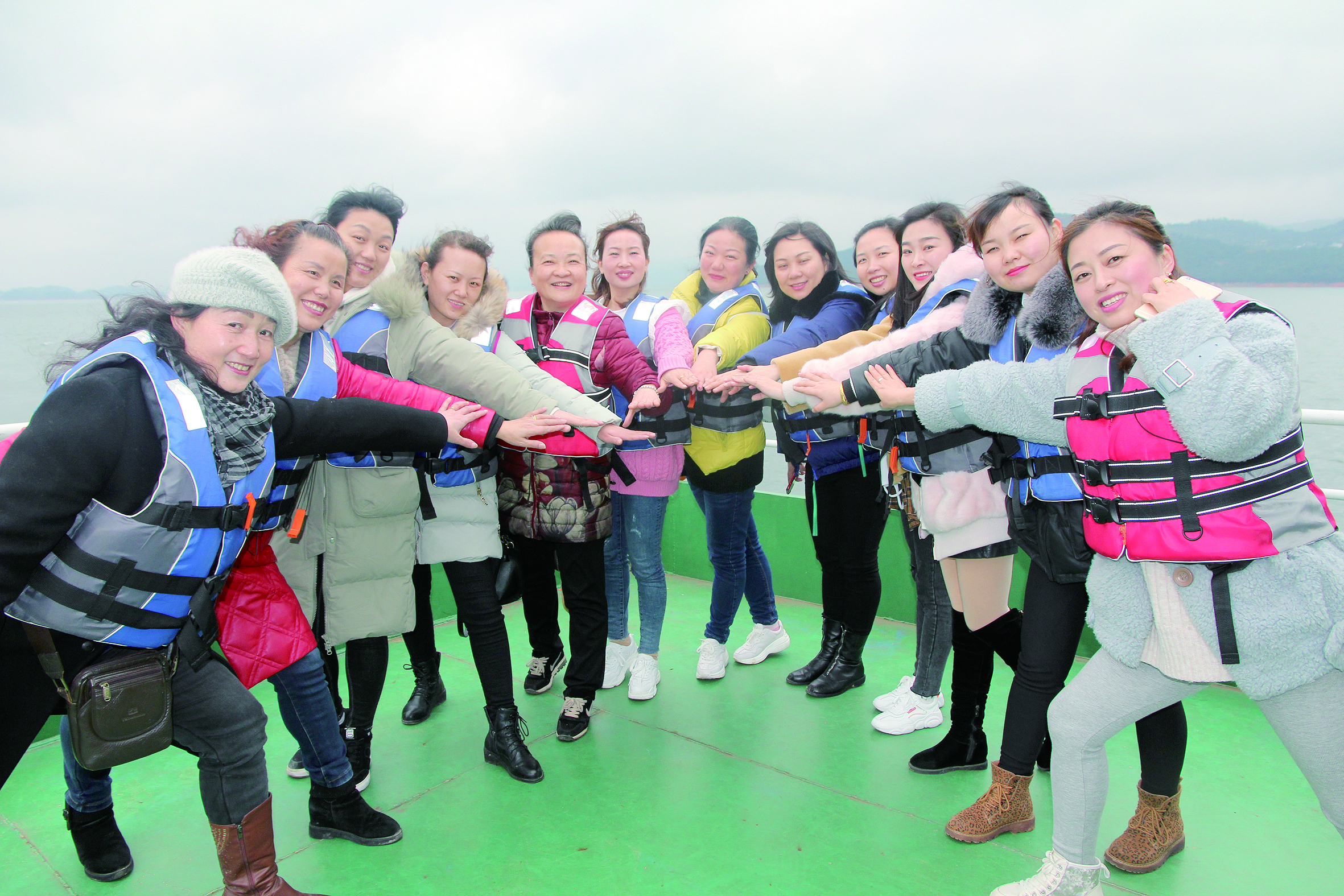 圖為女員工們在誓言：“我為邵陽湘運加油，我與邵陽湘運共存。”  李高雄  攝影報道