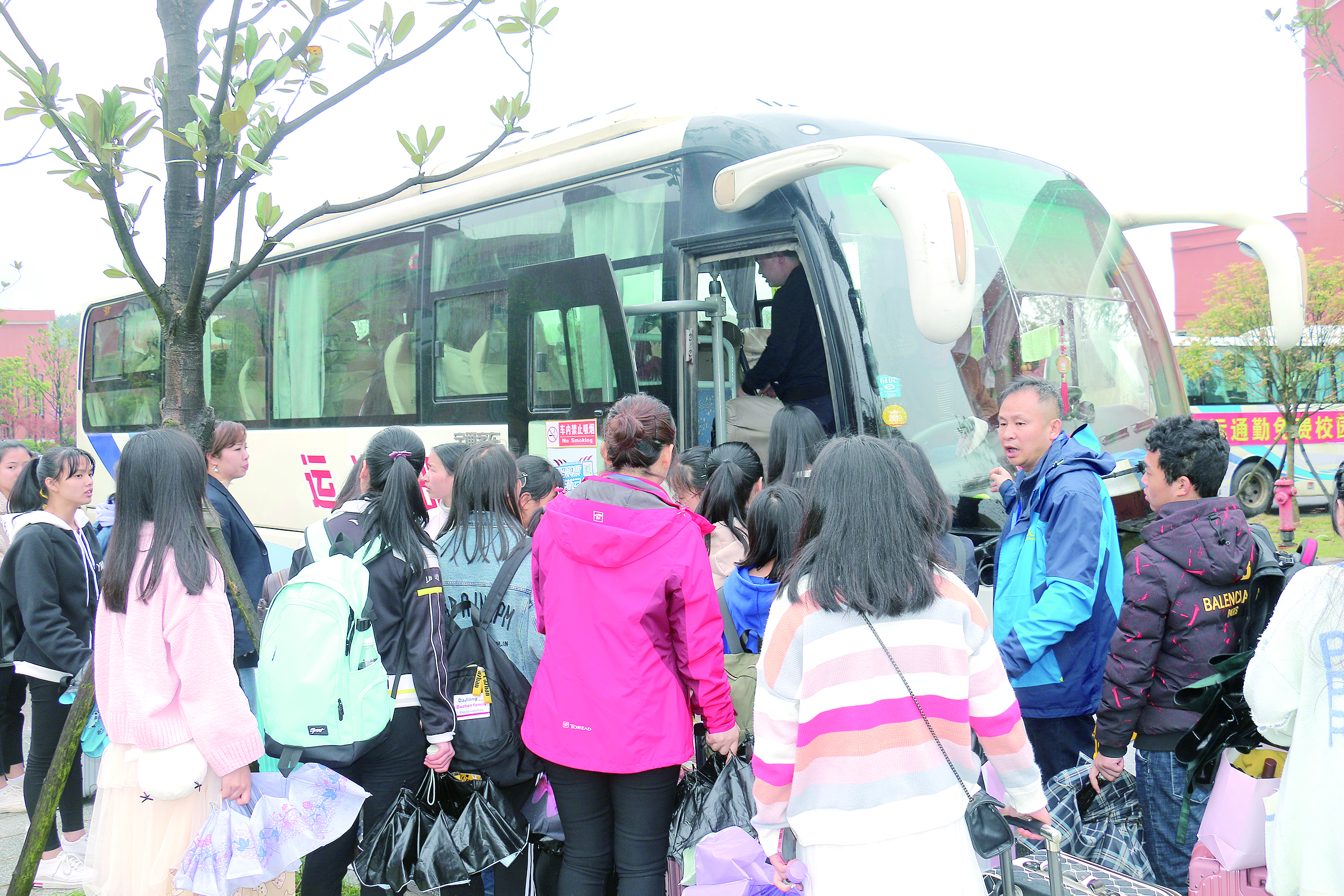4月2日16時許，集團公司董事、邵陽客運分公司經(jīng)理王超正在組織學生上車。