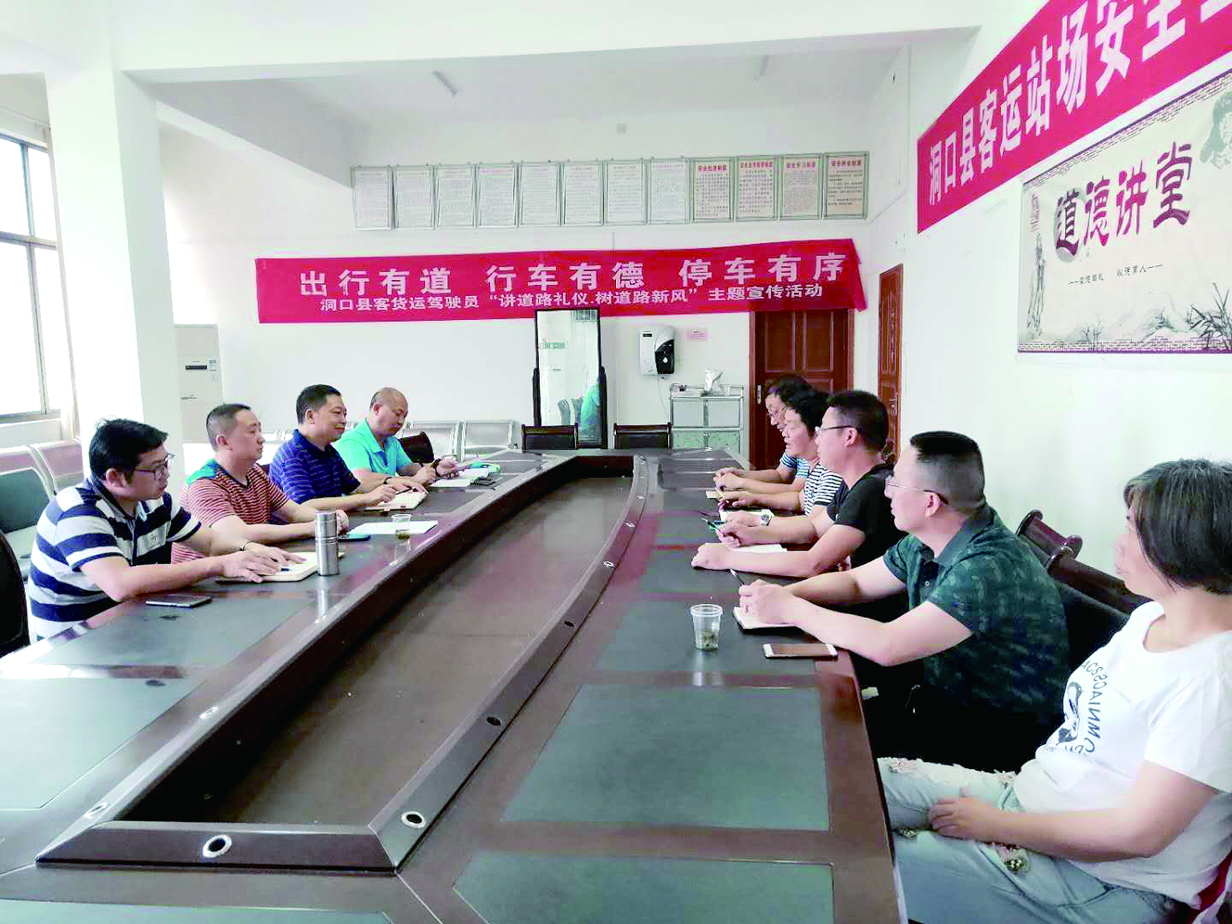 6月12日至13日，集團(tuán)公司董事、副總經(jīng)理唐新宇率辦公室、房產(chǎn)基建、企管部門負(fù)責(zé)人深入分公司就門面合同等事項(xiàng)進(jìn)行核查和清理，并對(duì)門面經(jīng)營(yíng)狀況調(diào)研。據(jù)悉，兩天時(shí)間核對(duì)門面合同144份。 ? 為切實(shí)加強(qiáng)企業(yè)內(nèi)部管理，集團(tuán)公司決定對(duì)全司門面管理開展清理，成立集團(tuán)公司門面清理領(lǐng)導(dǎo)小組以抓好此項(xiàng)工作。圖為唐新宇（左二）在洞口客運(yùn)分公司部署相關(guān)工作。 祖冠 攝影報(bào)道
