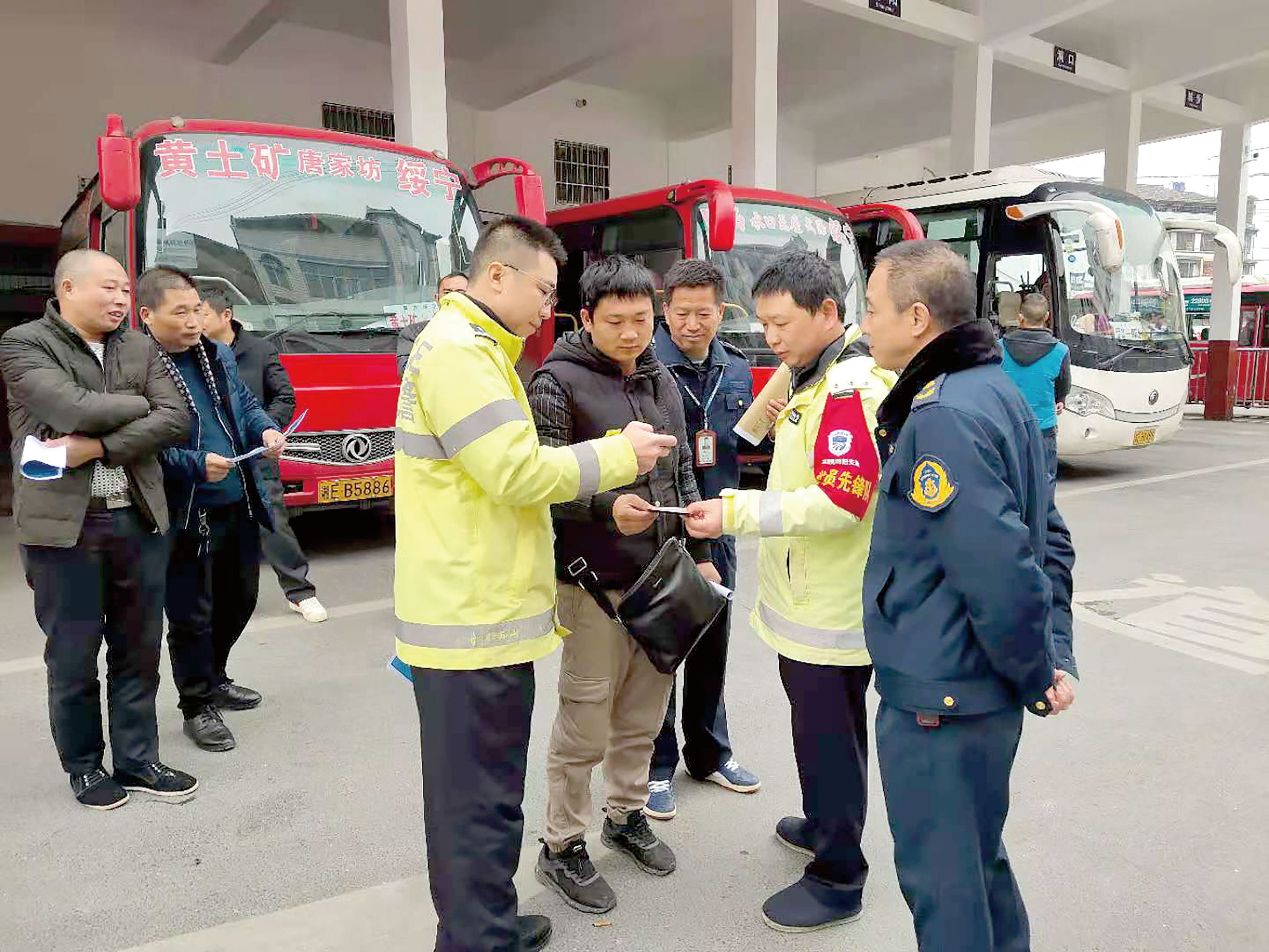 12月2日是全國交通安全日。當天上午10時，綏寧分公司汽車總站舉行“知危險會避險、安全文明出行——關注農村交通安全、暢行美麗鄉(xiāng)村”122交通安全日主題宣傳活動。 ? 此活動用生動的事例教育廣大從業(yè)人員樹立美麗鄉(xiāng)村安全暢行責任意識、服務意識，進一步增強廣大從業(yè)人員安全事故的防范意識、辨別意識，緊急避險應急處理方法。 省高速交警綏寧大隊、綏寧縣運管所等負責人到活動現場進行指導。  劉永松